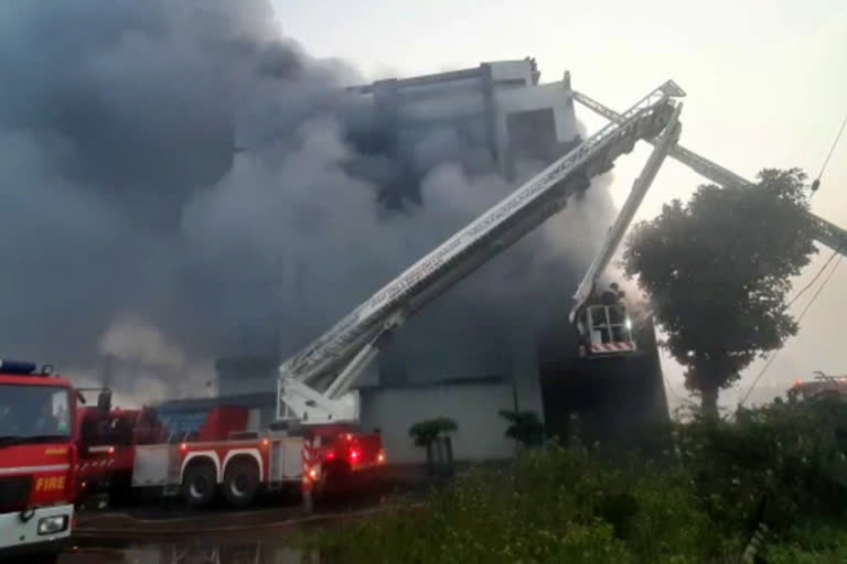 Massive Fire Broke out in a Factory of Surat  One worker Died  15 injured  முககவச தொழிற்சாலையில் தீ விபத்து  சூரத் முககவச தொழிற்சாலையில் தீ விபத்து  தீ விபத்து  தொழிற்சாலையில் தீ விபத்து  குஜராத் தொழிற்சாலையில் தீ விபத்து