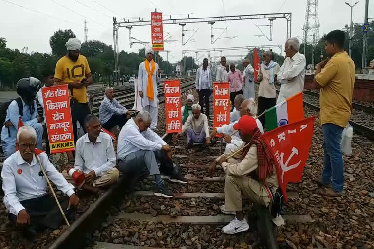 farmers-block-delhi-chandigarh-railway-route-in-sonipat-in-protest-against-lakhimpur-incident