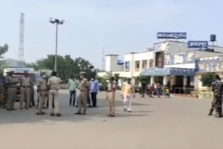 Police intercepting farmers Rail Roko in ananthapur