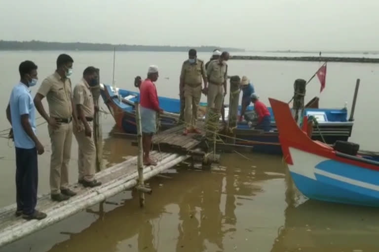 പൊന്നാനി മത്സ്യബന്ധനം ബോട്ട് പിടികൂടി  പൊന്നാനി മത്സ്യബന്ധനം ബോട്ട് പിടികൂടി വാര്‍ത്ത  പൊന്നാനി ബോട്ട് പിടികൂടി വാര്‍ത്ത  പൊന്നാനി ബോട്ട് പിടികൂടി  ബോട്ട് പിടികൂടി വാര്‍ത്ത  ബോട്ട് പിടികൂടി  തീരദേശ പൊലീസ് ബോട്ട് പിടികൂടി വാര്‍ത്ത  തീരദേശ പൊലീസ് ബോട്ട് പിടികൂടി  നിയന്ത്രണം ലംഘനം ബോട്ട് പിടികൂടി വാര്‍ത്ത  നിയന്ത്രണം ലംഘനം ബോട്ട് പിടികൂടി  boat seized news  ഫൈബര്‍ ബോട്ട് വാര്‍ത്ത  ഫൈബര്‍ ബോട്ട്  coastal police seize boat news  coastal police seize boat  ponnani boat seized news  ponnani boat seized