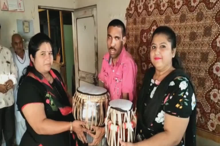 જૂનાગઢના 'સુખ પરિવાર' દ્વારા દિવ્યાંગ વિદ્યાર્થીઓને સંગીતના સાધનો ભેટ સ્વરૂપે આપવામાં આવ્યા