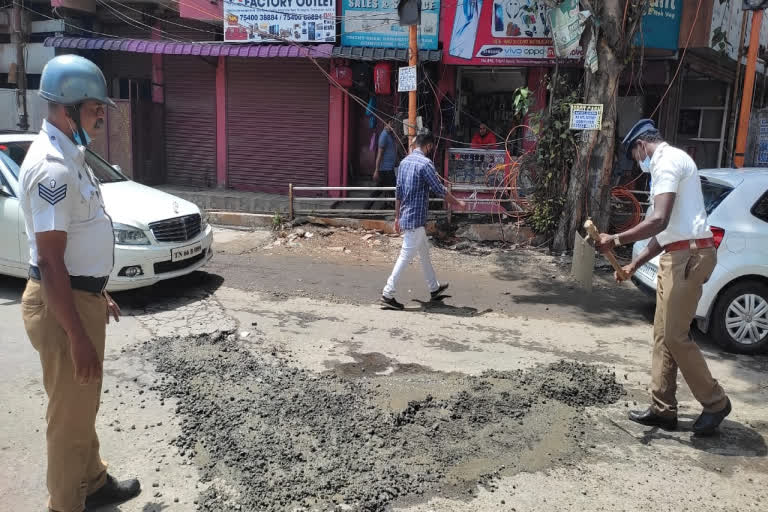 சாலையை சீரமைத்த போக்குவரத்து காவலர்கள், traffic police repaired the damage road in coimbatore, coimbatore