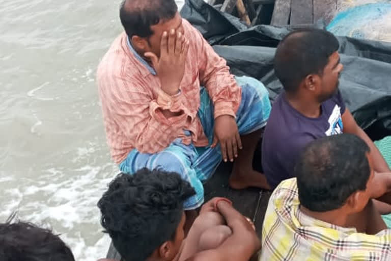 fishermen of Raidighi had a close encounter with death amid storm and rain as their boad capsized