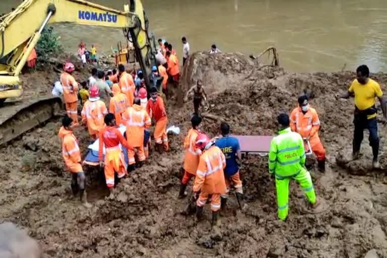 kerala rain death toll 33  heavy rain kerala  rain death  ദുരിതാശ്വാസ ക്യാമ്പുകള്‍  സംസ്ഥാനത്ത് മഴക്കെടുത്തി  ഡാമുകള്‍ തുറന്നു  kerala rain