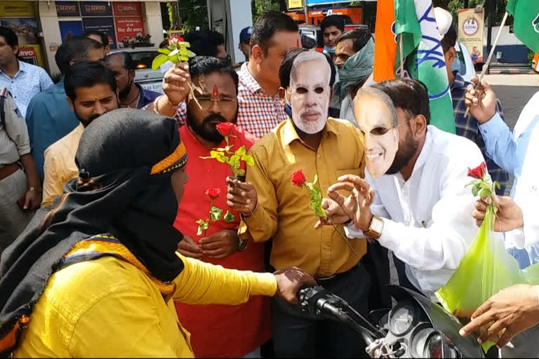 Congressmen demonstrated in Bhopal