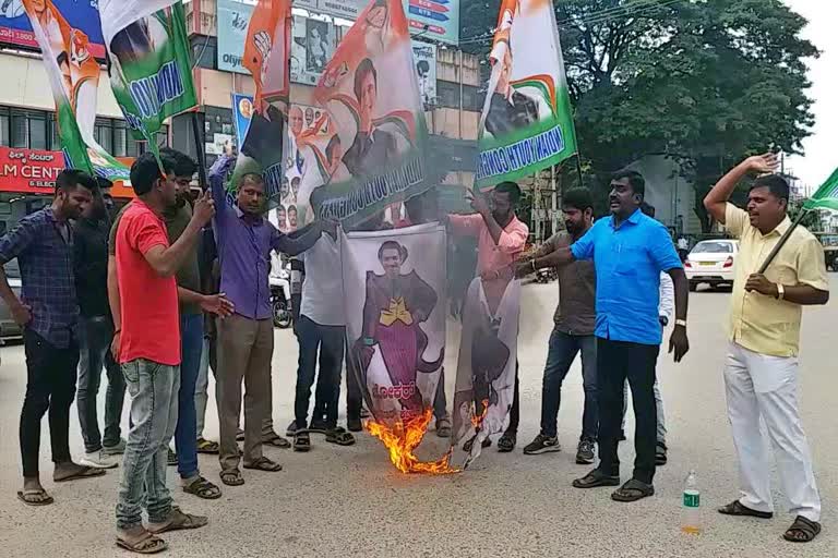 congress-activist-protest-against-nalin-kumar-kateel