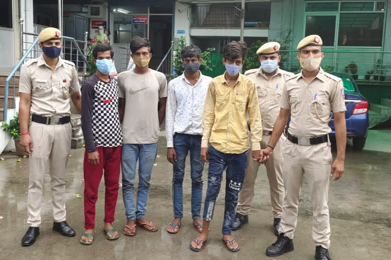 Jaitpur police arrested four accused of mobile theft to fulfill addiction in delhi