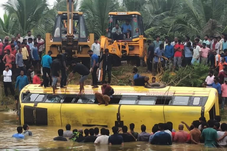 School bus crashes into a pond