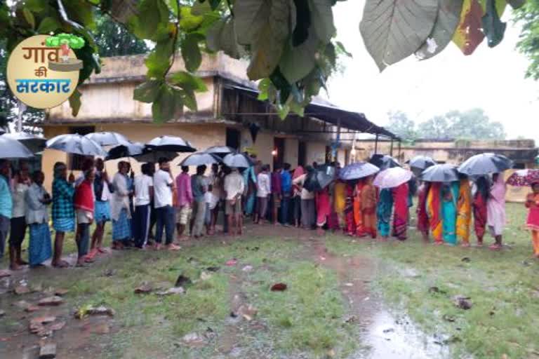 बगहा में बारिश के बीच मतदान