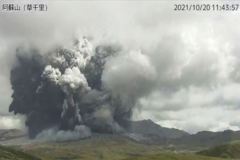 Volcano in southern Japan erupts with massive smoke column