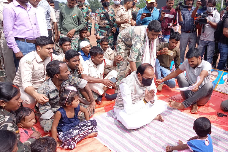 Former CM Raghubar Das meets assistant policemen at Morabadi Maidan in Ranchi