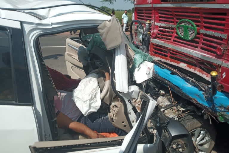 4 people including three from same family died in accident  accident  car accident  died  news  latest news  death  Vijayapura accident