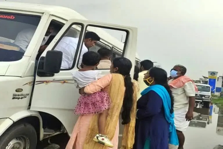 परिजनों से मिलते आरोपी