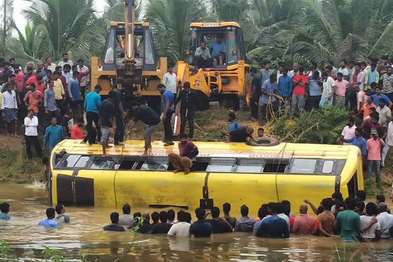 school bus plunged into a roadside water pond