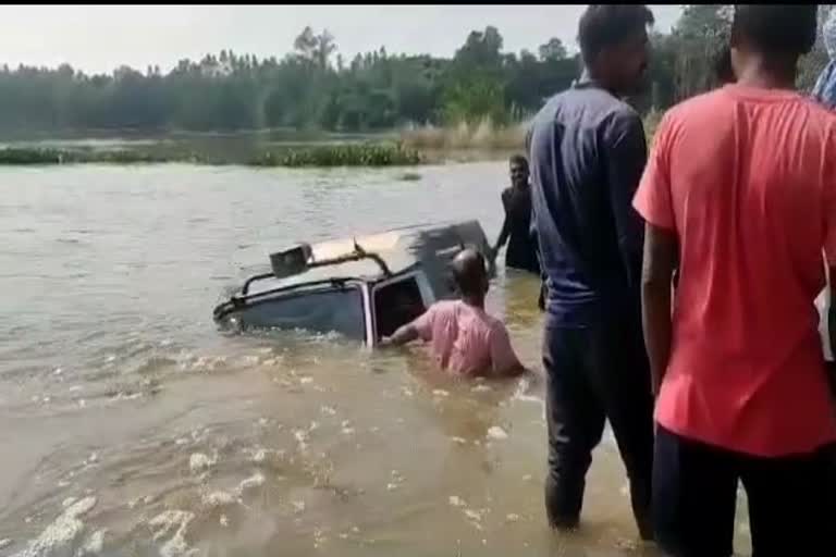 vehicle-full-of-policemen-engaged-in-cm-fleet-was-flown- in -water-during-inspection-of-cm-in-khatima