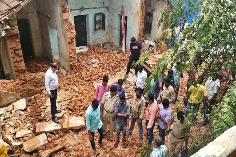 Old house wall collapse in Ramnagar