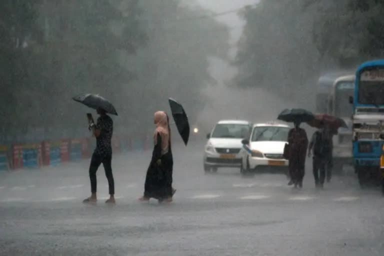 heavy rain alert  heavy rain  മുന്നറിയിപ്പ്‌  കനത്ത മഴ  തിരുവനന്തപുരം  കോഴിക്കോട്  ജാഗ്രതാ നിര്‍ദ്ദേശം  കാറ്റ്  ഉരുള്‍പൊട്ടല്‍  വെള്ളപ്പൊക്കം