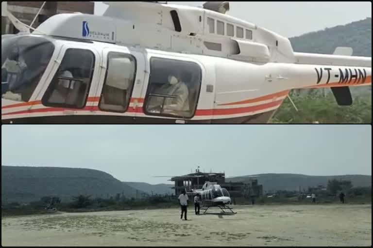 Satish jarkiholi gives drop to Siddaramaiah on helicopter