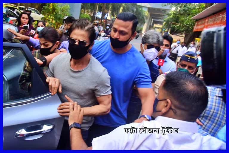 Shah Rukh Khan reaches Arthur Road Jail to meet son Aryan Khan