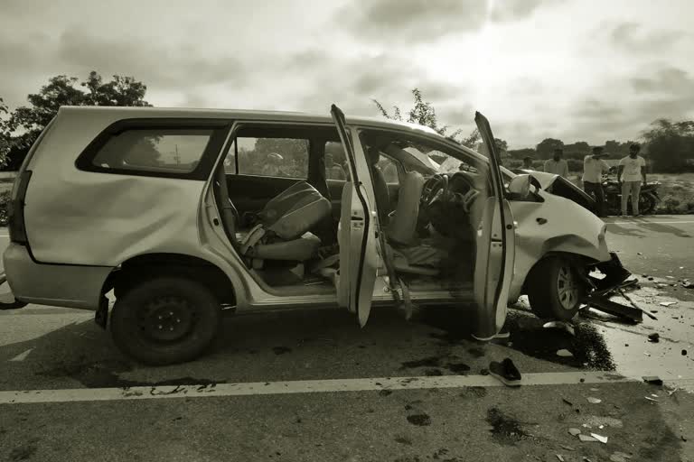 one-killed-and-four-injured-in-gundlupete-road-accident