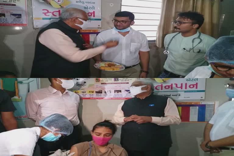 100 crore dose celebration:  CM ભૂપેન્દ્ર પટેલે આરોગ્યકર્મીઓને પેંડા ખવડાવીને ઉજવણી કરી