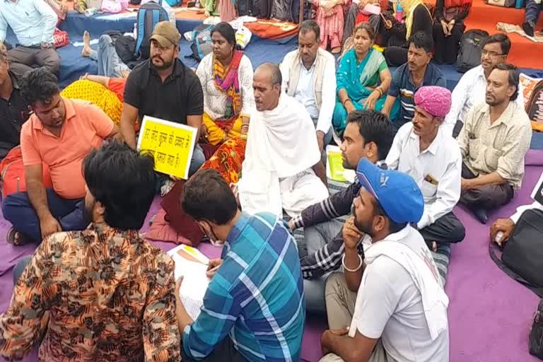 Dandi Yatra coordinator Shamsher Bear Khan sat on protest, Madrasa Parateachers , Rajasthan News, jaipur news