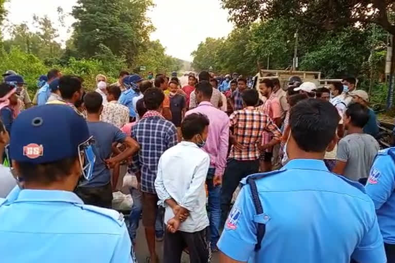 locals agitation at durgapur due to a youth suicide