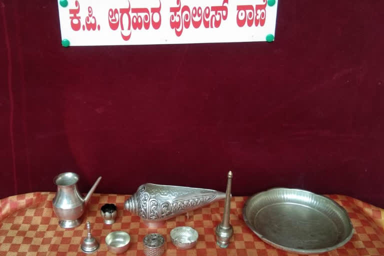 Woman thief target, Woman thief target to Jain temple, Woman thief target to Jain temple in Bengaluru, Bengaluru crime news, ಹಣ ಸಂಪಾದನಗೆ ಜೈನ ಮಂದಿರಗಳೇ ಟಾರ್ಗೆಟ್​, ಮಹಿಳೆಗೆ ಹಣ ಸಂಪಾದನಗೆ ಜೈನ ಮಂದಿರಗಳೇ ಟಾರ್ಗೆಟ್​, ಬೆಂಗಳೂರಿನಲ್ಲಿ ಕಳ್ಳಿಗೆ ಹಣ ಸಂಪಾದನಗೆ ಜೈನ ಮಂದಿರಗಳೇ ಟಾರ್ಗೆಟ್​, ಬೆಂಗಳೂರು ಅಪರಾಧ ಸುದ್ದಿ,