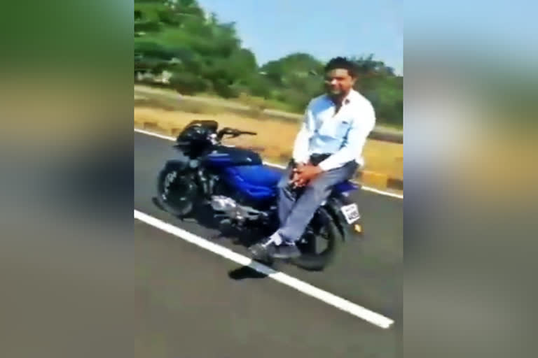 ಬೈಕ್​ ಸವಾರನ ​dangerous stunt