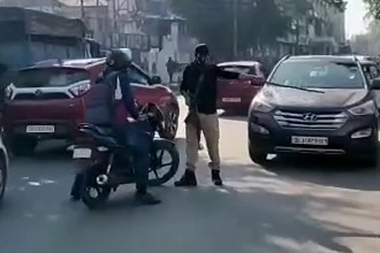 کشمیر: موٹر سائیکل ضبط کرنے کا سلسلہ کئی روز سے جاری