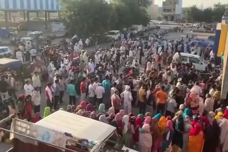 Farmers created ruckus for not getting DAP fertilizer in charkhi dadri