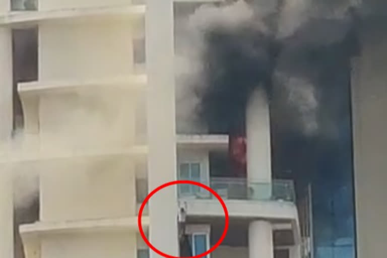 Major fire breaks out at a building in Mumbai