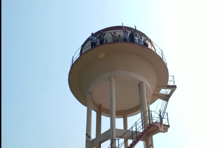 employees-of-geeta-bhavan-protest-by-climbing-in-water-tank