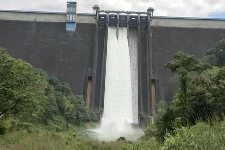 idukki dam  two shutters of idukki dam were lowered  മഴയ്‌ക്ക് ശമനം  ഇടുക്കി അണക്കെട്ടിന്‍റെ രണ്ട് ഷട്ടറുകൾ താഴ്ത്തി  ഇടുക്കി അണക്കെട്ട്  idukki dam  idukki  ഇടുക്കി