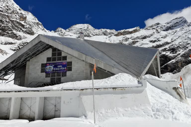 Season first snowfall in Hemkund Sahib