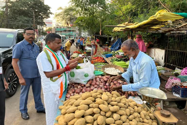 Minister Lakhma was seen buying vegetables in the market