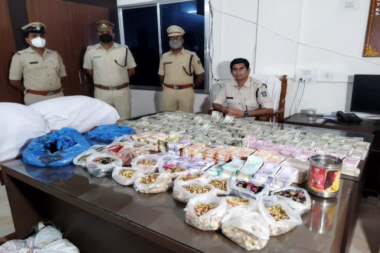 Khallikot police seized huge amount of money and jewelery from drug dealers