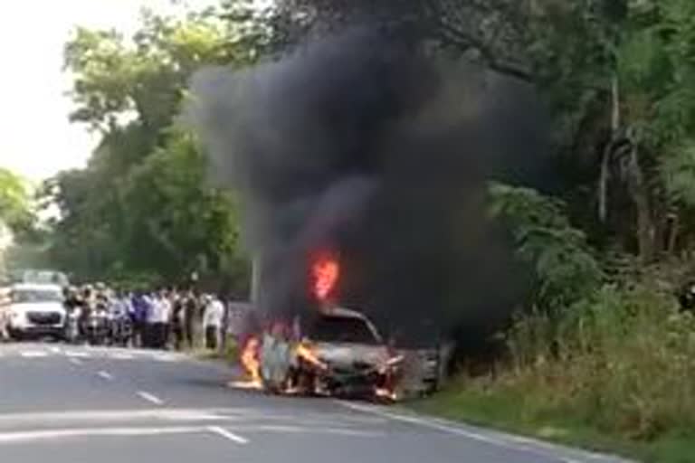 نوئیڈا: چلتی گاڑی میں لگی آگ، ڈرائیور نے بھاگ کر بچائی جان