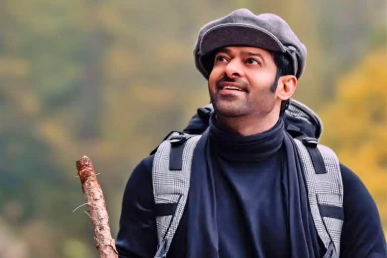 Prabhas celebrating birthday, Prabhas celebrating his 42nd birthday, Prabhas birthday, Prabhas birthday news, 42ನೇ ವಸಂತಕ್ಕೆ ಕಾಲಿಟ್ಟ ಪ್ರಭಾಸ್​, ಪ್ರಭಾಸ್​ ಜನ್ಮದಿನ, ಪ್ರಭಾಸ್​ ಜನ್ಮದಿನ ಆಚರಣೆ, ಪ್ರಭಾಸ್​ ಹುಟ್ಟುಹಬ್ಬ ಸುದ್ದಿ,