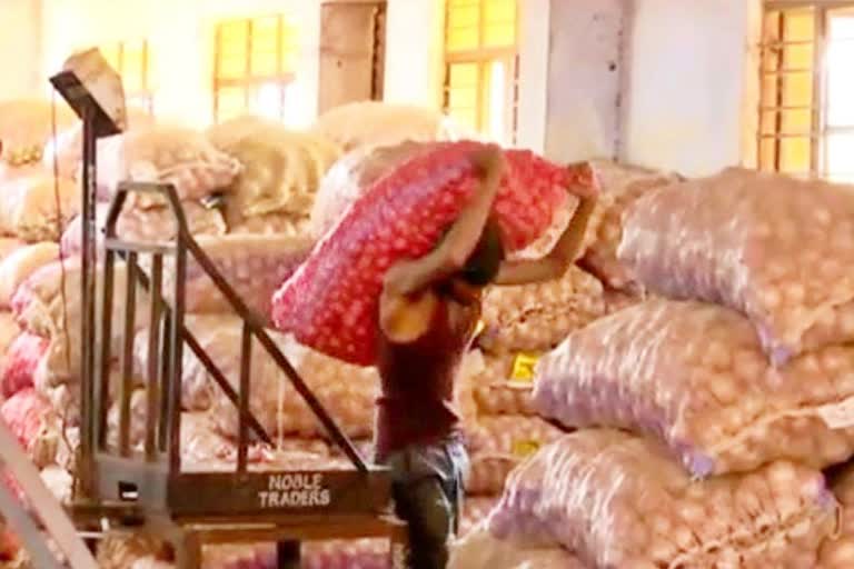 onion-price-crushed-down-in-hubballi-market