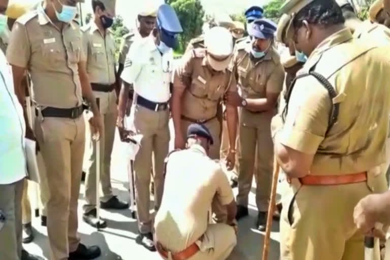 sp gave treatment to inspector  sp  inspector  sp gave treatment to inspector in Chengalpattu  Chengalpattu news  Chengalpattu latest news  செங்கல்பட்டு செய்திகள்  ஆய்வாளருக்கு சிகிச்சையளித்த எஸ்பி  மாவட்ட கண்காணிப்பாளர்  ஆய்வாளருக்கு உதவிய மாவட்ட கண்காணிப்பாளர்  செங்கல்பட்டில் ஆய்வாளருக்கு உதவிய மாவட்ட கண்காணிப்பாளர்