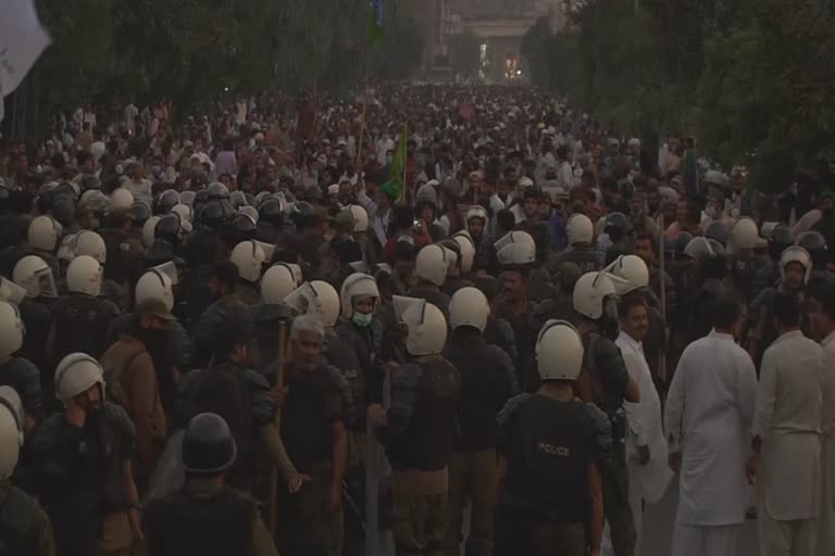 Two policemen killed in Lahore clashes with Islamists