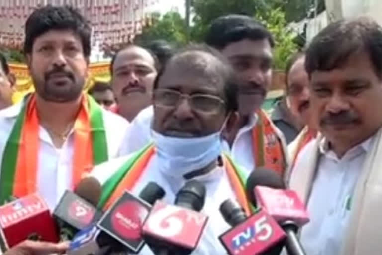 bjp leader somu veeraju fires on ycp