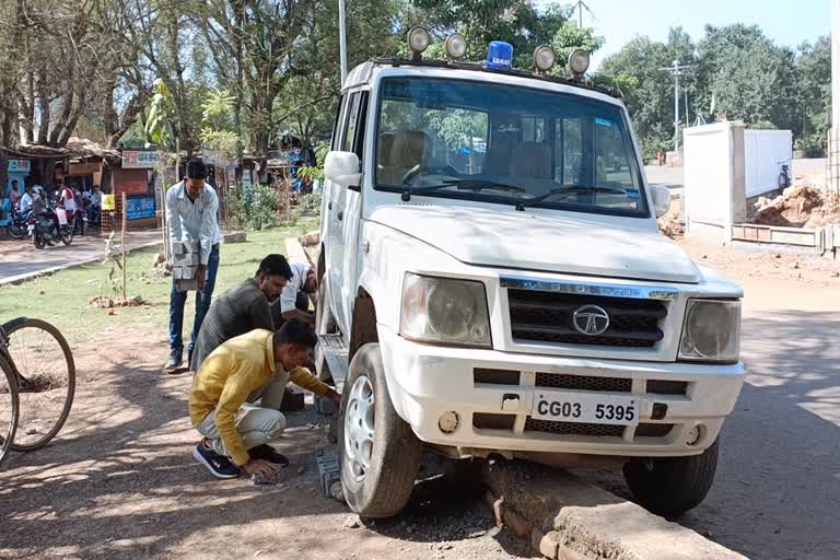 bemetara-dsp-burman-car-trampled-workers-sitting-on-the-divider-in-kawardha