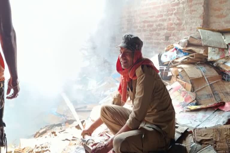 25-lakh-loss-due-to-fire-in-scrap-shop-in-garhwa