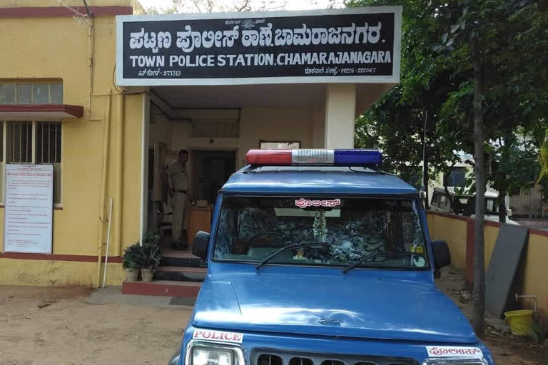 Thieves 2 lakh robbery, Thieves 2 lakh robbery from teacher, Thieves 2 lakh robbery from teacher in Chamarajanagar, Chamarajangar crime news, 2 ಲಕ್ಷ ದರೋಡೆ ಮಾಡಿದ ಕಳ್ಳರು, ಶಿಕ್ಷಕನಿಂದ 2 ಲಕ್ಷ ದರೋಡೆ ಮಾಡಿದ ಕಳ್ಳರು, ಚಾಮರಾಜನಗರದಲ್ಲಿ ಶಿಕ್ಷಕನಿಂದ 2 ಲಕ್ಷ ದರೋಡೆ ಮಾಡಿದ ಕಳ್ಳರು, ಚಾಮರಾಜನಗರ ಅಪರಾಧ ಸುದ್ದಿ,