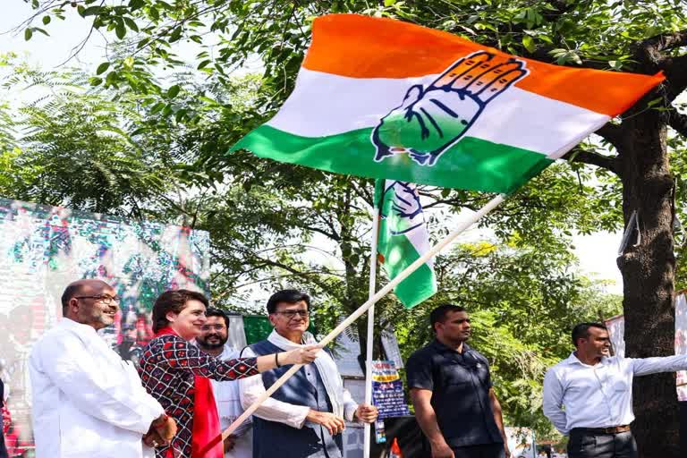 छह प्रमुख प्रतिज्ञाओं के साथ प्रियंका गांधी ने प्रतिज्ञा रथ को दिखाई हरी झंडी
