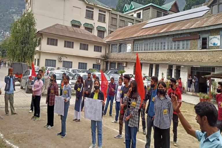 protest-against-burning-of-abvp-flags-and-banners-in-ani