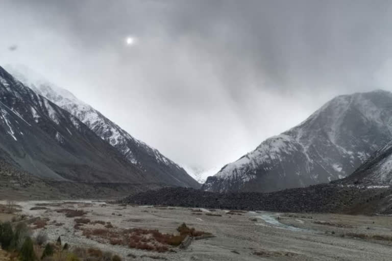 रोहतांग दर्रे पर बर्फबारी का दौर जारी