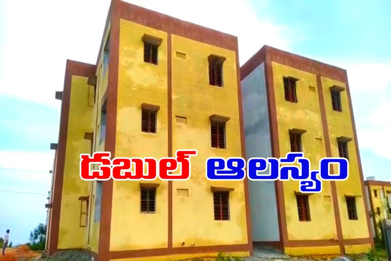 Double bed room houses: రెండు పడకల ఇళ్లు.. కాయలు కాస్తున్న కళ్లు